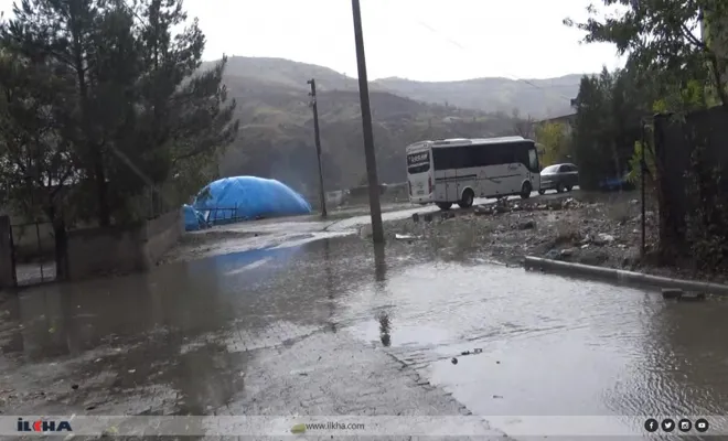 Palu`da Tıkanan logar nedeniyle evini sel basmasın diye yağmurda nöbet bekliyor 