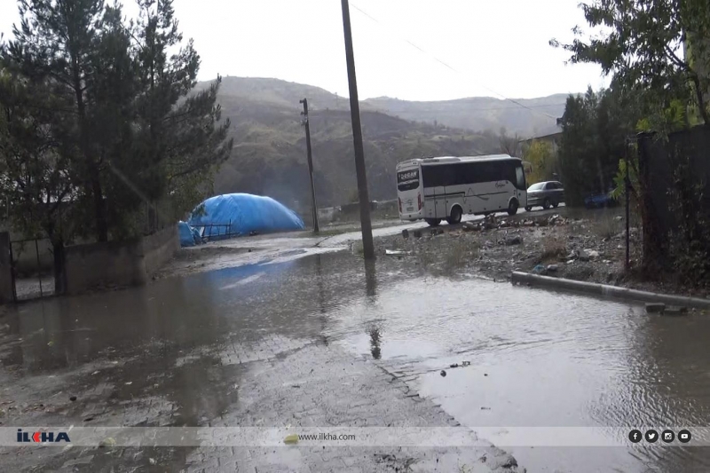 Palu`da Tıkanan logar nedeniyle evini sel basmasın diye yağmurda nöbet bekliyor 