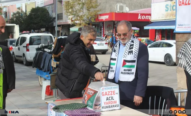 Kovancılar`da Gazze'ye yardım standına yoğun ilgi 