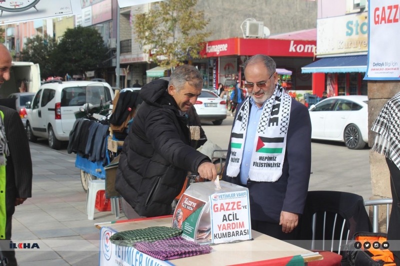 Kovancılar`da Gazze'ye yardım standına yoğun ilgi 