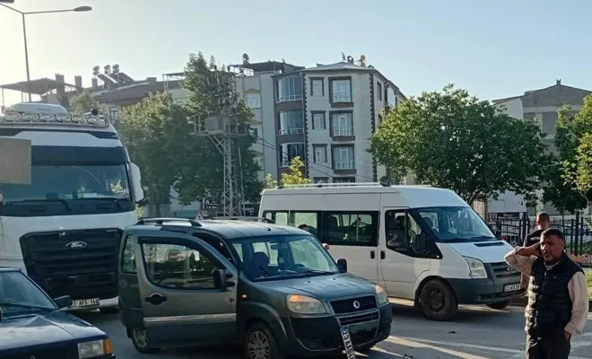 Kovancılar'da Zincirleme Trafik Kazası: Maddi Hasarla Atlatıldı
