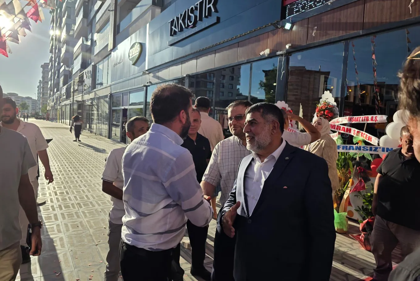 Elazığ’da Yüklü Araç Orta Refüje Çıktı: Maddi Hasarla Atlatıldı