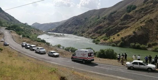 Elazığ’da Zincirleme Kaza: Traktör Römorkundan Düşen Lastik 4 Aracı Birbirine Katladı